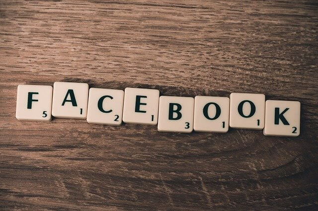 Słowo facebook ułożone z scrabble