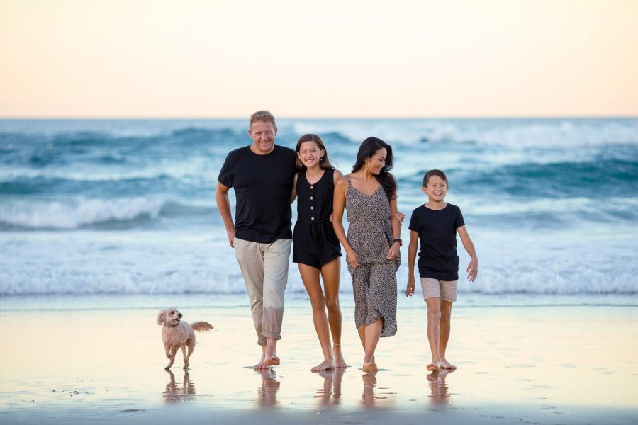 Szczęśliwa rodzina na plaży z zapewnioną poduszką finansową